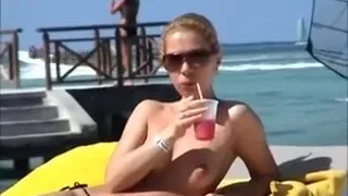 Nackte russische Blondine bräunt ihren Körper gerne oben ohne