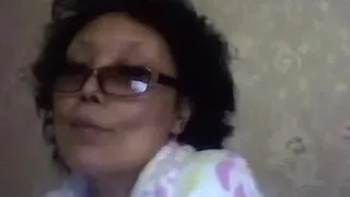 Alte russische ältere Frau zeigt Livecam-Show, indem sie ihre nasse Ritze schiebt