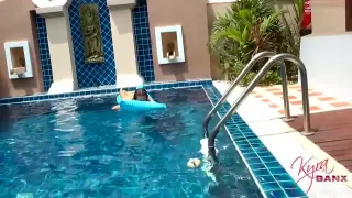 Kyr@-B@nx - Schuchternen Bubi entjungfert ?