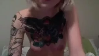 Taetowierte Schlampe zeigt sich gerne!