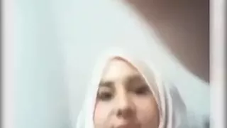 hijab girl faps on webcam