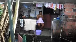 Flagra vivinha lavando roupa só de toalha
