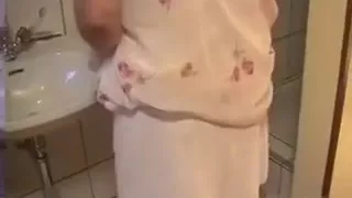 Oldwoman unter der dusche