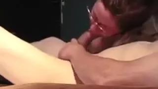 Engulfing on my wang during the time that that babe uses her vinrator to cum