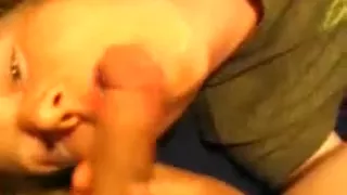 Suckn hubbys weenie during the time that playn with my wet crack