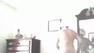 Frau trägt nach dem Duschen Lotion auf.