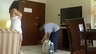 Indian Bhabhi Titties Gazoo Show to Cleaner Man at Hotel