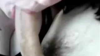 Sie wirbelt ihre Zunge um meinen Schwanz, das ist ein tolles Gefühl