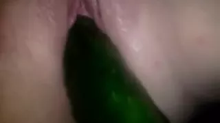 Come gode con un grosso cetriolo nella figa e poi sborra