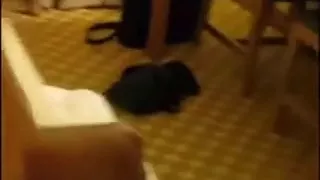 Schlanke Frau wird von ihrem Mann in der BBC verprügelt