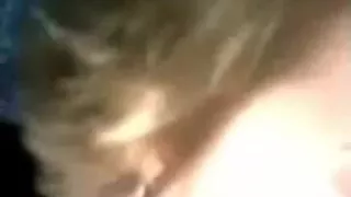 Aufgeregte betrügende Frau verschlingt harten dunklen Schwanz