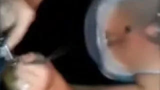 Nerdy jugendliche Frau saugt den Penis ihres Mannes und erwirbt Gesichtsbehandlung