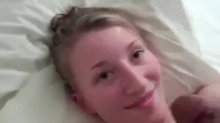 Schüchterner volljähriger Teenager Tugjob mit Gesichtsbehandlung