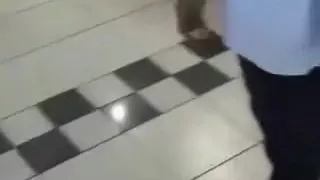 Indischer Tourist kopuliert seinen Freund in der Umkleidekabine