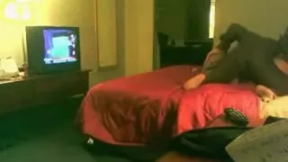 Weiße große schöne Frau bumst dunkelhäutige Geliebte im Hotelzimmer