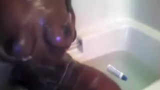 Thick swarthy slut in the tub