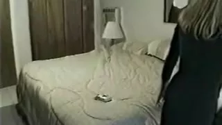 Ehefrau Cherry bumst einen dunklen Hengst während der Zeit, in der die Ehemänner bei der Arbeit sind