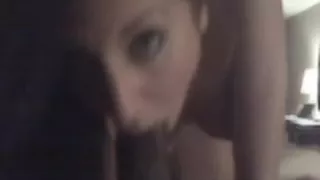 Oral Stimulation im Raum eine wei?e Frau mit einem schwarzen Schwanz