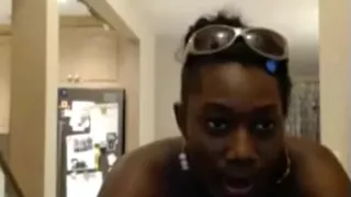 Großer Arsch, große Brust schwarze Dame neckt auf Cam einige Dessous