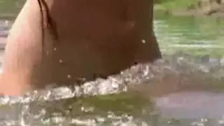 Köstliche goldhaarige Ehefrau wird von ihrem lüsternen Ehemann in einem öffentlichen See in einer Filmszene erwischt