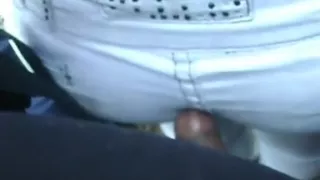 Ich berühre ihre Jeans mit meinem Schwanz