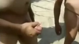 Schlampe am Strand für Voyeure