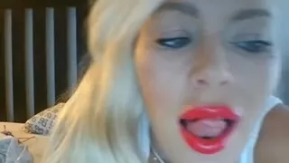 Smoking-hot blonde posing online