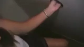 Eine Frau in einem Gloryhole