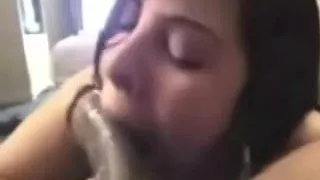 Hungrige lateinamerikanische Frau Hure schluckt großen dunklen Schwanz zu Hause