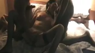 Branle par deux blacks qu elle suce