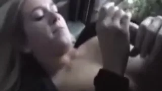 exzellente blonde Hottie mit zierlichen Marangos streckt ihre Zunge heraus, um etwas von der Sexsahne aufzufangen