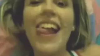 Engel saugt und erhält eine unbezahlbare warme Gesichtsbehandlung