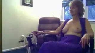 Mature mamma rubs her kitty