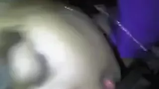 Dunkelhäutige Schönheit lutscht großen dunklen Penis