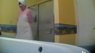 Voyeur clip shows a teen in bathroom