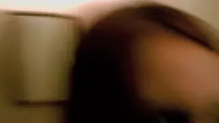 Kinky Teen strippt und zeigt sich