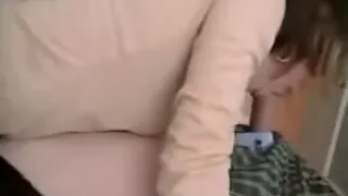 Paare fühlen sich auf dem Sofa erotisch