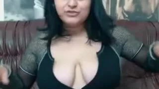 Reife Frau zeigt ihren großen Busen