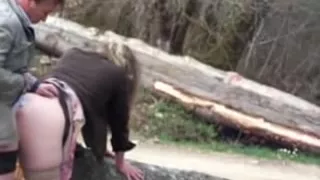 bien baiser sur un tronc dans la nature