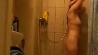 Haariges holländisches Mädchen in der Dusche