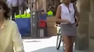 Without panties flashing her pussy