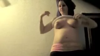 Schöne schwangere Teenager mit riesigen Titten