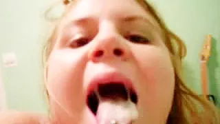 Mollige Amateur-Frau schluckt Sperma