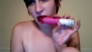 Cutie gives herself an orgasm