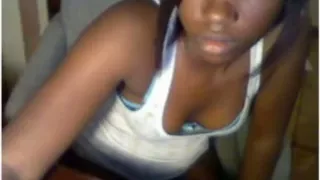 Dark chick shakes her ass at home