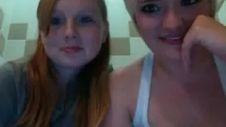 Zwei Lesben beim Baden