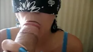 Frau mit verbundenen Augen von Ehemann ausgetrickst, um Nachbarn Strapon zum ersten Mal zu blasen