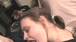 Hawt girlfriend knows how to suck a 10-Pounder