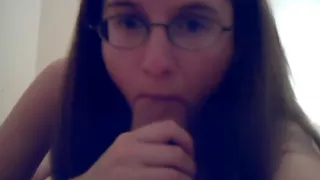 Mädchen mit Brille hat Schwanz im Mund