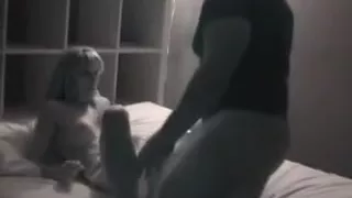 Frau spricht mit Ehemann und Fremden cuckold